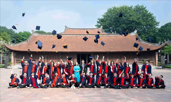 12月9日，越南首都河內(nèi)一所高中的學(xué)生在文廟內(nèi)合影留念。