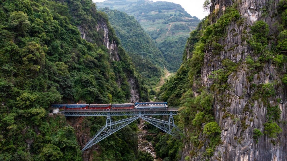 2023年6月20日，一列火車駛過人字橋。