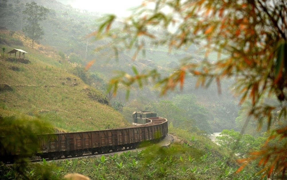 這是行駛在滇越鐵路云南省屏邊縣境內的貨運列車（2012年3月9日攝）。