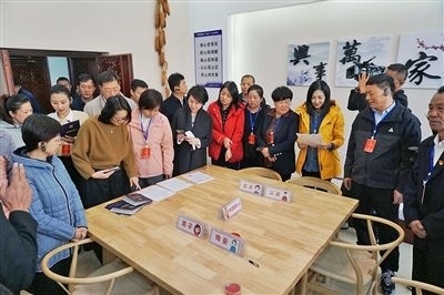  在劍川法院家事調(diào)解室內(nèi)，該院制作的《離婚證明書(shū)》引起了代表們的關(guān)注。