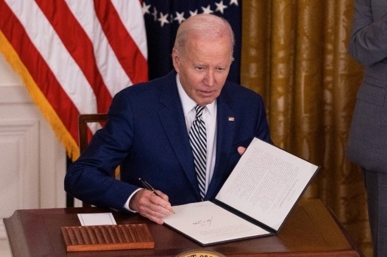 10月30日，美國總統(tǒng)拜登在華盛頓白宮簽署人工智能監(jiān)管行政令。新華社發(fā)（亞倫攝）