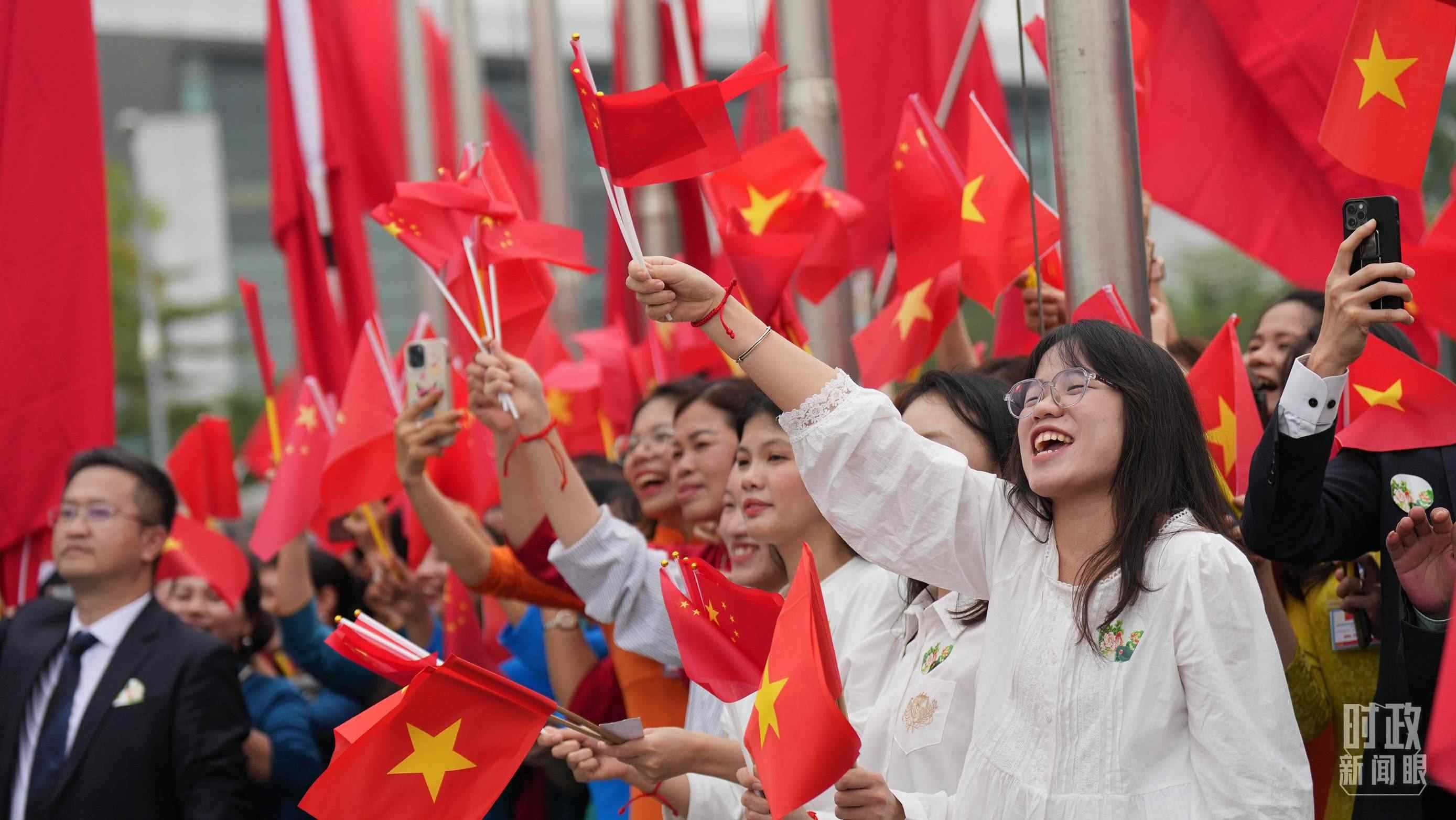 △人們揮舞兩國旗幟歡迎習近平訪越。（總臺國廣記者李晉拍攝）