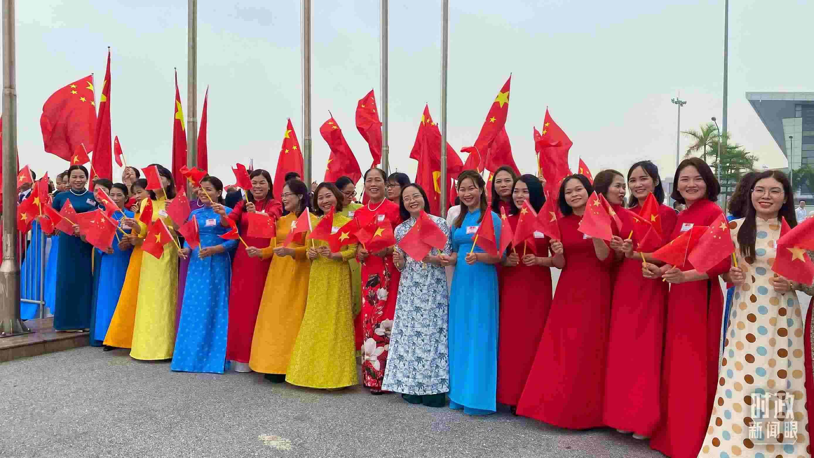 △專機抵達前，400多名中越各界代表手持兩黨兩國旗幟翹首以盼。（總臺央視記者李增仁拍攝）