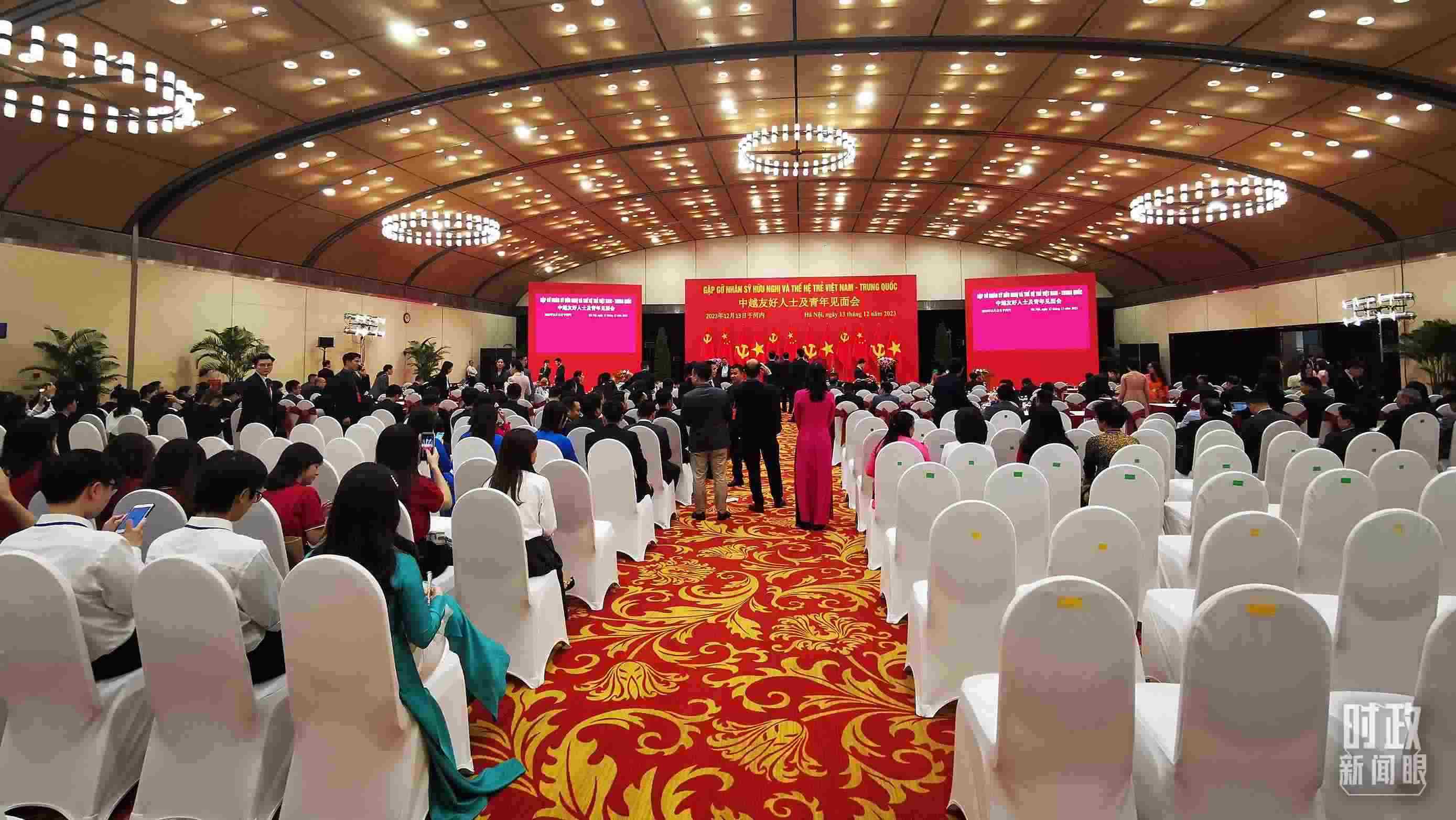 △習近平出席中越友好人士及青年見面會。這是見面會開始前的場景。（總臺央視記者荊偉拍攝）