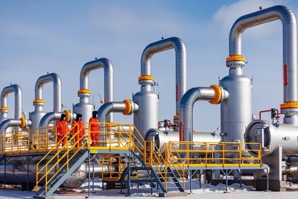 中俄東線天然氣管道黑河首站工作人員正在巡檢。受訪者供圖