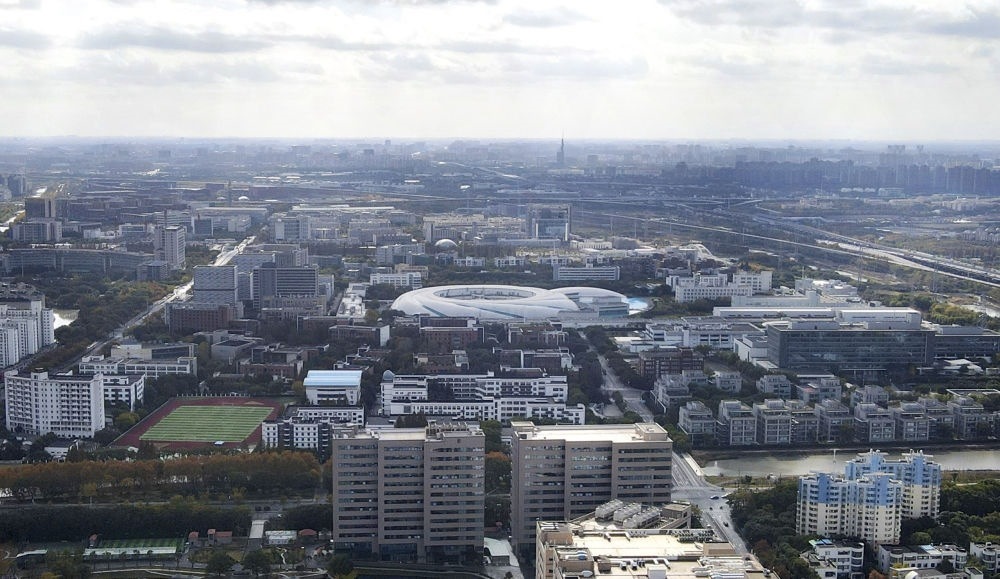 這是2023年11月25日在上海浦東新區(qū)張江科學(xué)城拍攝的形如鸚鵡螺的大科學(xué)裝置上海光源（中）（無(wú)人機(jī)照片）。新華社記者 方喆 攝