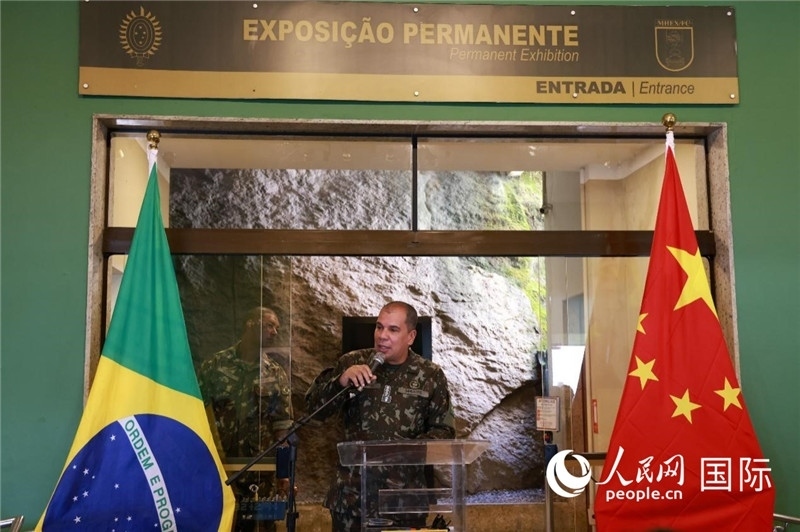 科帕卡瓦納要塞司令亞歷山大·羅伯托在攝影展開(kāi)幕式上致辭。 人民網(wǎng)記者 陳海琪攝