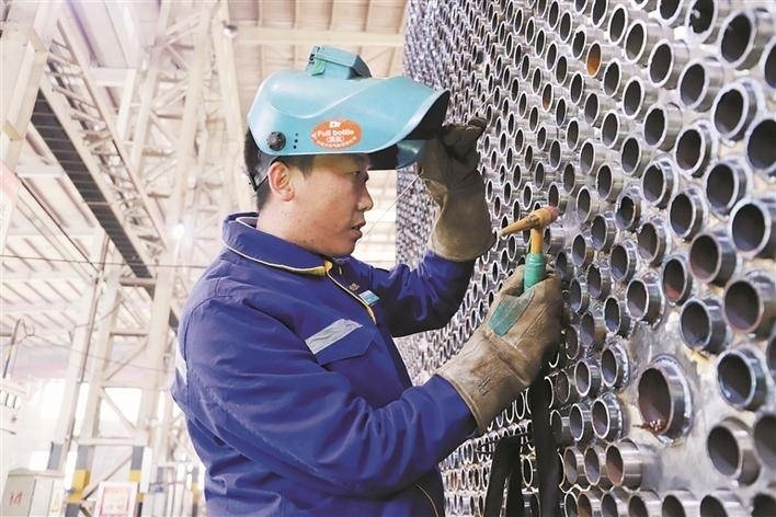 邵旭鵬在車間進行電焊作業(yè)。受訪者供圖