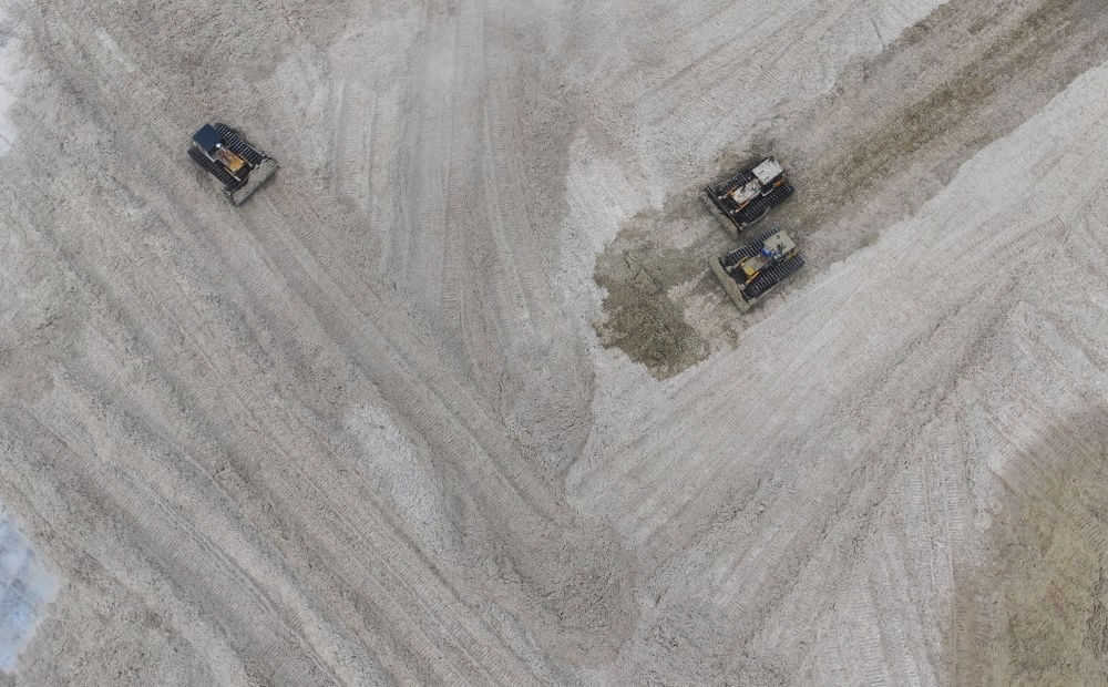 12月12日，在廣西湘桂華糖制糖集團來賓紙業(yè)有限責任公司，工作人員在整理蔗渣（無人機照片）。