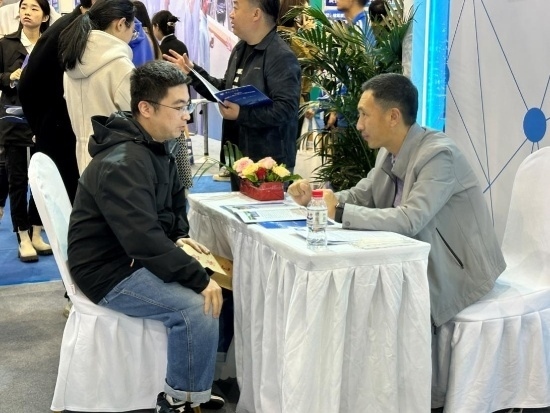 沈陽招聘會(huì)現(xiàn)場(chǎng)。人民網(wǎng)記者 尹柏寒?dāng)z