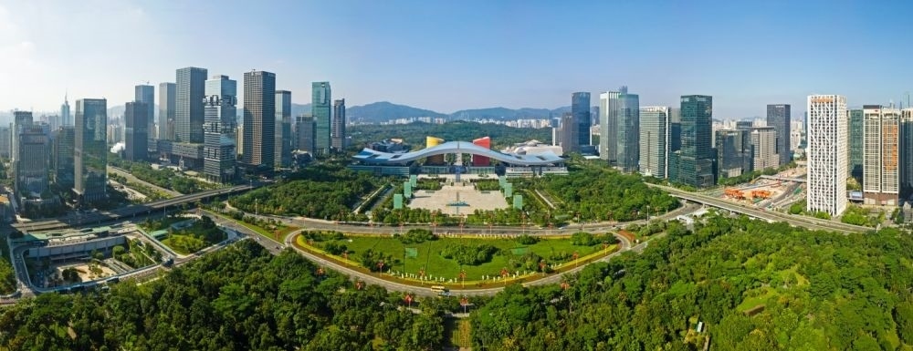 這是在廣東省深圳市拍攝的深圳市民中心和蓮花山公園一線（2020年10月2日攝，無人機照片）。新華社記者 梁旭 攝