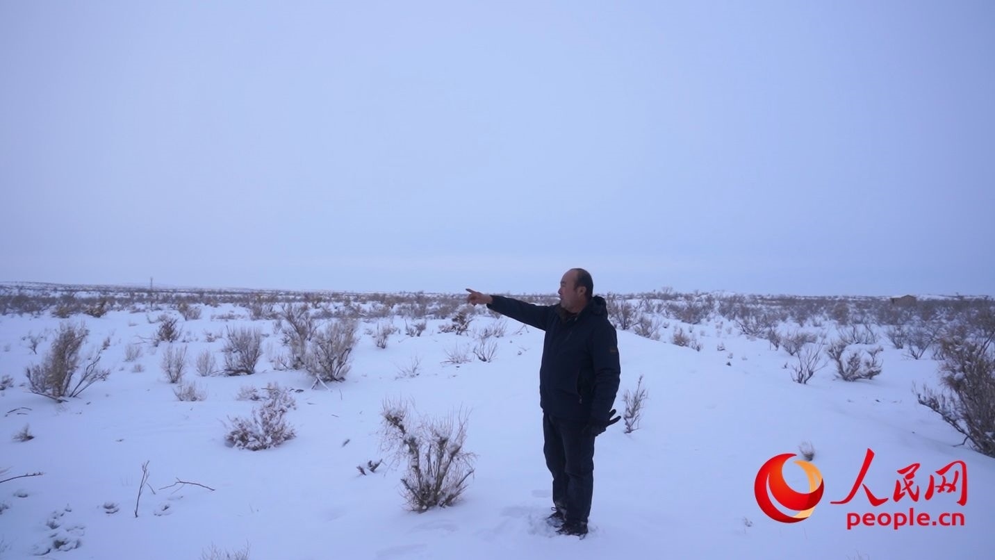 馬曉華向采訪團(tuán)介紹林場(chǎng)情況。人民網(wǎng) 周靜圓攝