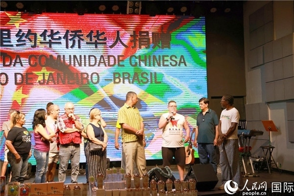 兒童殘障教育中心負(fù)責(zé)人胡里奧向捐贈方表示感謝。人民網(wǎng)記者 陳海琪攝