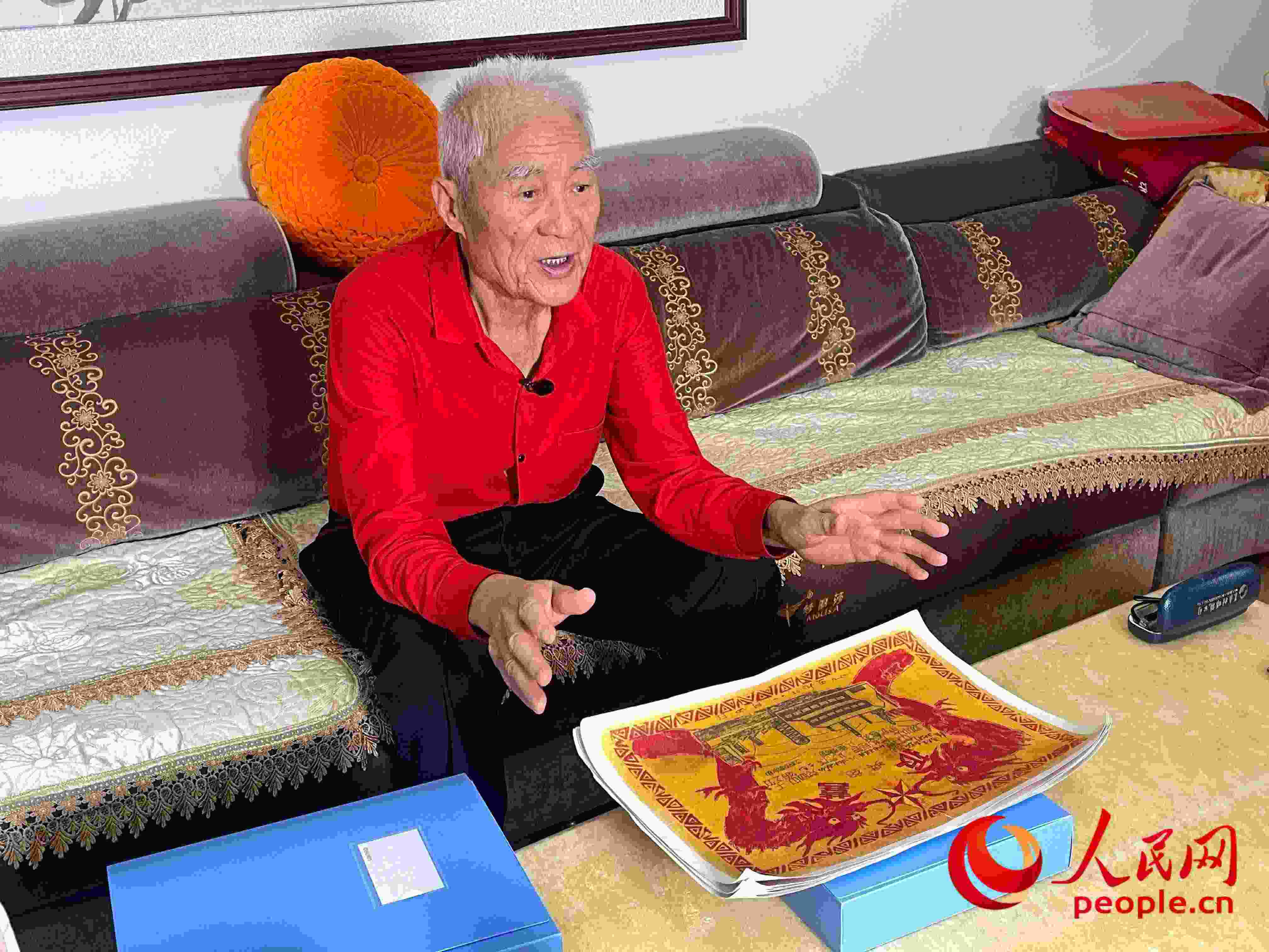 馬太生向采訪團(tuán)講述自己獲得獎狀的經(jīng)歷。人民網(wǎng) 周靜圓攝