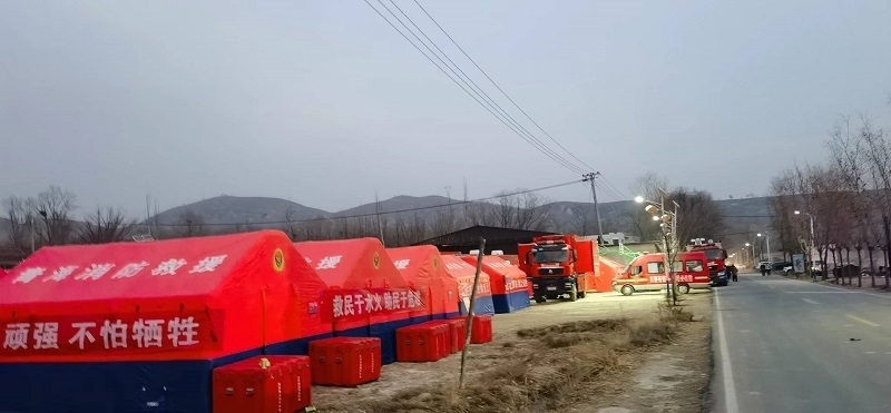 救災(zāi)隊員現(xiàn)場扎起了帳篷。王梅攝。