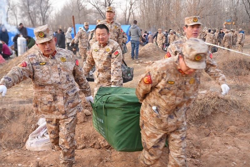 救援人員正在現(xiàn)場緊急搬運(yùn)物資。賀勇攝。