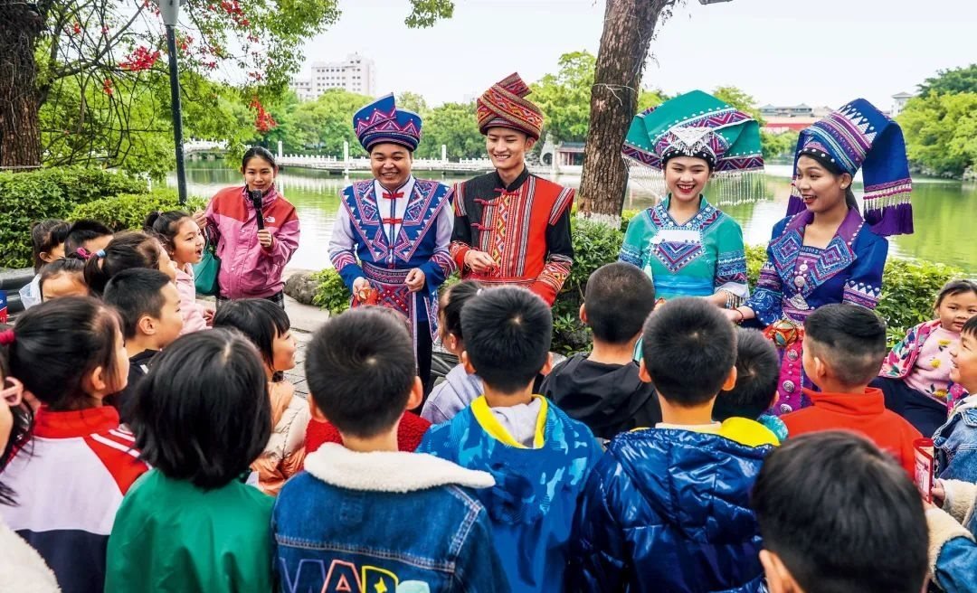 2023年4月25日，廣西桂林，“網(wǎng)絡(luò)法治宣傳一條街”在榕湖景區(qū)古南門(mén)“開(kāi)街”，身穿民族服裝的工作人員演唱山歌向青少年普及網(wǎng)絡(luò)法治知識(shí)。