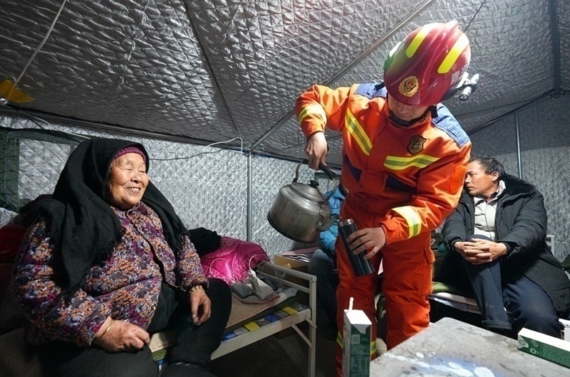 村民龔尕芳與消防員交流。賀勇攝。