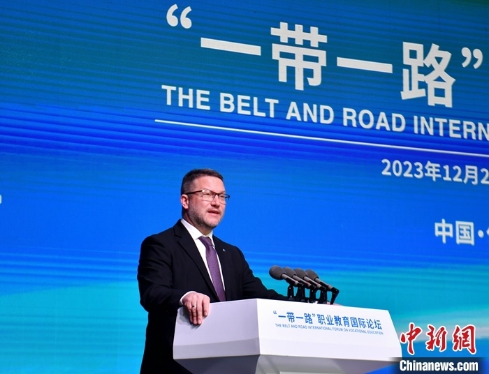 圖為活動現(xiàn)場歐洲議會交通旅游委員會副主席烏伊海依·伊什特萬致辭。 中新社記者 韓冰 攝