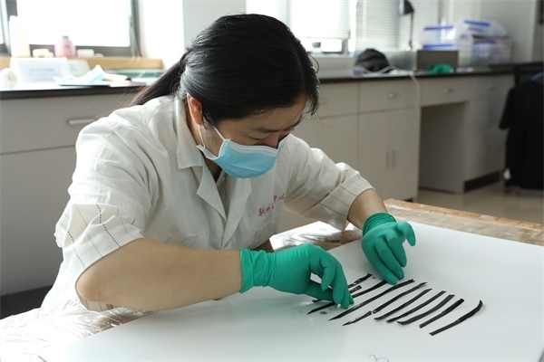 考古工作者正給竹簡排序。國家文物局供圖