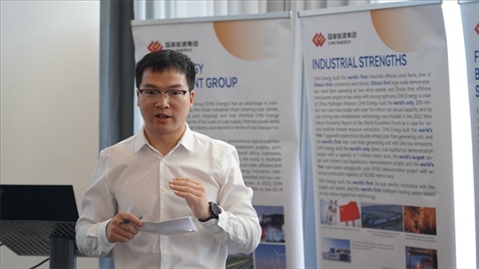 龍?jiān)垂敬戆l(fā)言致辭。 人民網(wǎng) 張茜攝