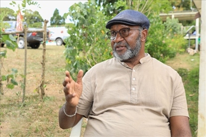 2023年12月18日，瓦努阿圖共和國(guó)總理夏洛特·薩爾維在瓦努阿圖公路項(xiàng)目二期馬勒庫(kù)拉段的移交儀式現(xiàn)場(chǎng)接受人民網(wǎng)采訪。人民網(wǎng) 賀吉攝