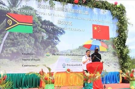 2023年12月18日，中國(guó)駐瓦努阿圖大使李名剛在瓦努阿圖公路項(xiàng)目二期馬勒庫(kù)拉段的移交儀式上發(fā)表致辭。人民網(wǎng) 賀吉攝