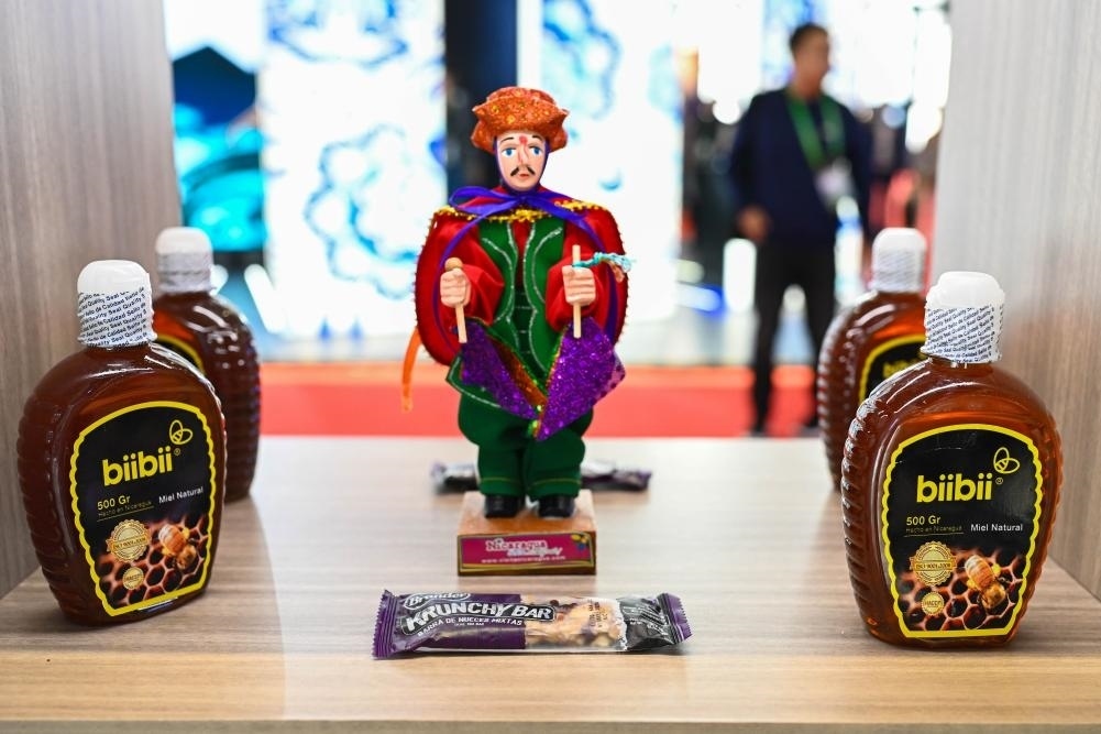 2023年11月8日在第六屆進(jìn)博會上拍攝的尼加拉瓜蜂蜜產(chǎn)品。