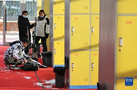 12月21日，游客在滑雪服務大廳整理滑雪裝備。