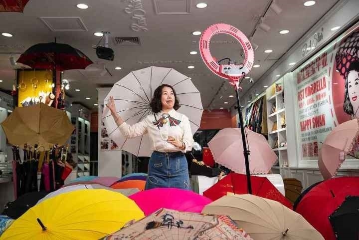 在義烏打拼了27年的商戶張吉英，正通過直播銷售雨傘。義烏市委宣傳部供圖