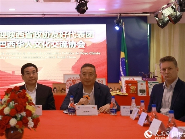 巴西華人文化交流協(xié)會主席上官建峰（中）在座談會上發(fā)言。人民網(wǎng)記者 陳海琪攝