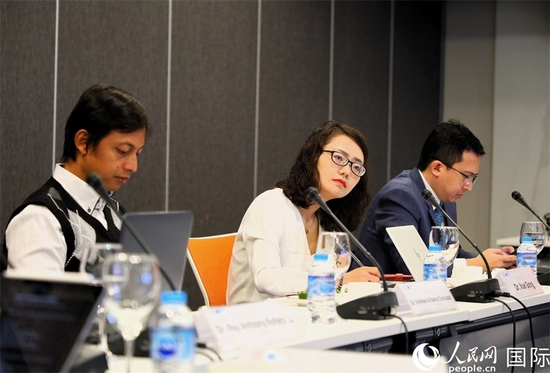 學(xué)者們專注聆聽會(huì)議內(nèi)容。人民網(wǎng)記者 白元琪攝