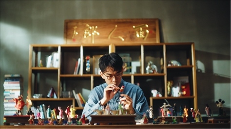 郎佳子彧通過短視頻直播，讓更多人關(guān)注并喜歡捏面人。受訪者供圖