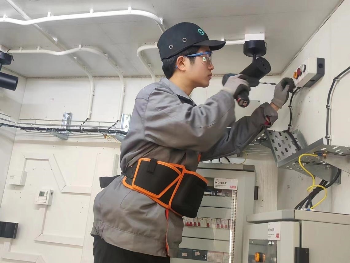 張強(qiáng)在安裝指示燈盒實(shí)訓(xùn)中。高磊磊 攝