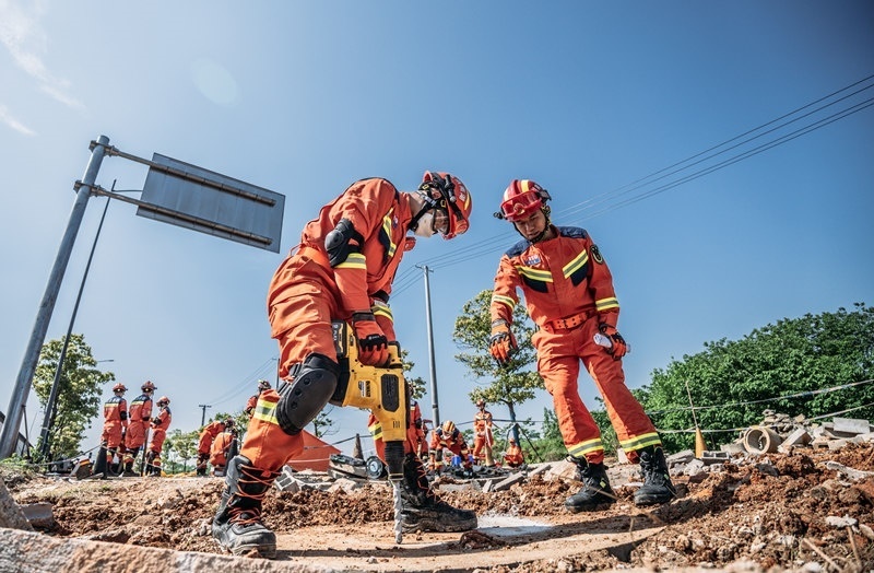 周彩琪和隊友在救援現(xiàn)場。受訪者供圖