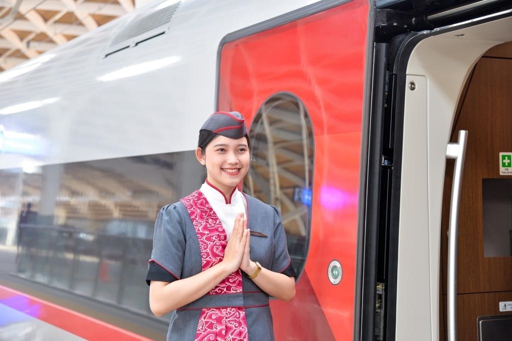 12月12日，乘務(wù)人員在印度尼西亞雅加達(dá)的哈利姆車站站臺歡迎乘坐雅萬高鐵的乘客。新華社記者徐欽攝