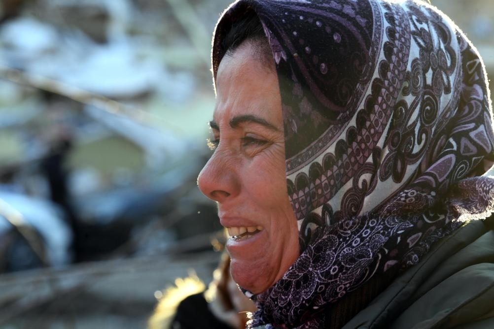 2月8日，在土耳其哈塔伊的一處地震廢墟，當(dāng)?shù)鼐用竦却H人的消息。新華社記者沙達(dá)提攝