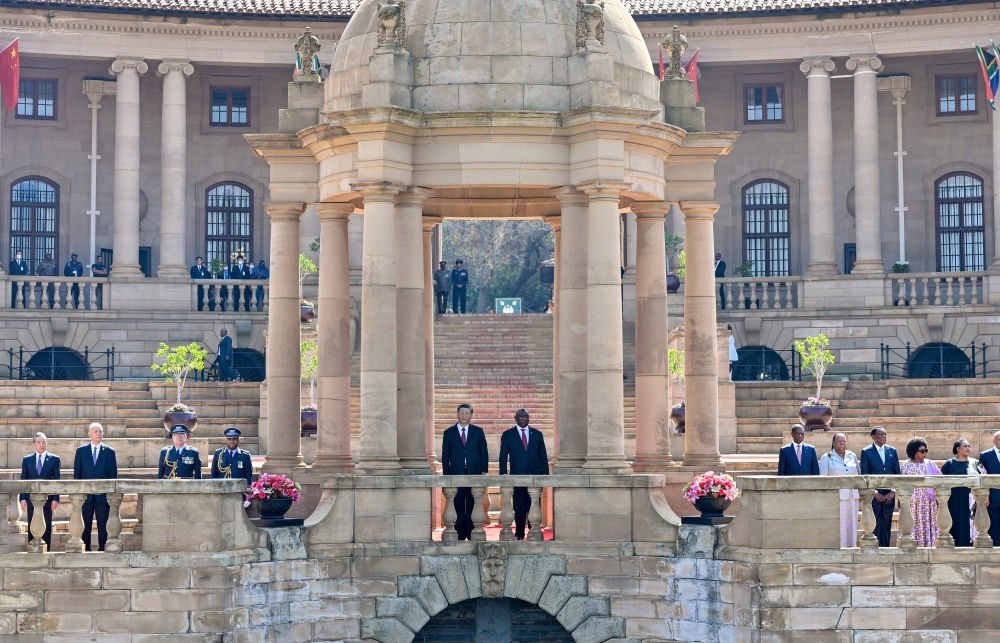 當(dāng)?shù)貢r(shí)間8月22日上午，正在南非進(jìn)行國(guó)事訪問的國(guó)家主席習(xí)近平在比勒陀利亞總統(tǒng)府同南非總統(tǒng)拉馬福薩會(huì)談。會(huì)談前，拉馬福薩在總統(tǒng)府廣場(chǎng)為習(xí)近平舉行歡迎儀式。新華社記者 殷博古 攝