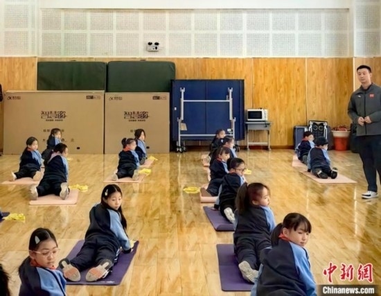 逸陽文思學(xué)校學(xué)生正在進(jìn)行運(yùn)動恢復(fù)矯正訓(xùn)練。<a target='_blank' href='/' ><p align=