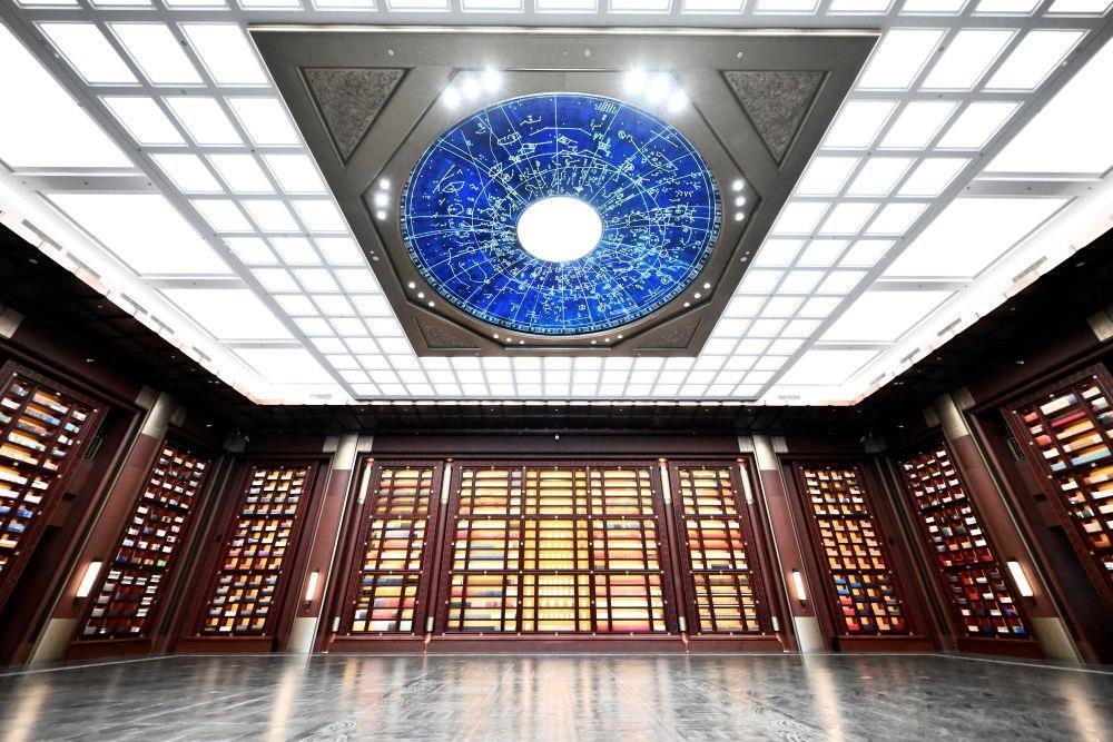 △中國(guó)國(guó)家版本館中央總館“文瀚閣”內(nèi)景。星空穹頂上是一幅宋代石刻天文圖，傳遞著“文瀚閣”的寓意：中華文明如星空般浩瀚璀璨。