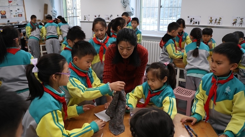 科學(xué)老師教同學(xué)制作消聲裝置。校方供圖