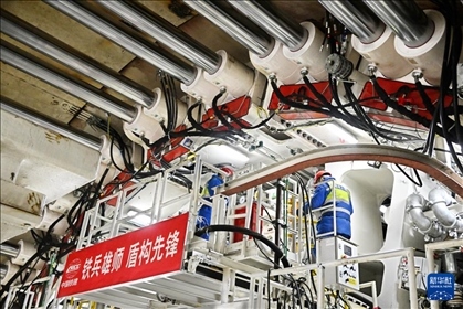 12月30日，中鐵十四局技術(shù)人員在盾構(gòu)掘進開始前檢查“海天號”盾構(gòu)機。新華社記者 李紫恒 攝