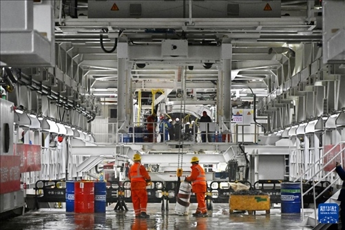 12月30日，建設(shè)者在青島膠州灣第二隧道工程南線主線隧道盾構(gòu)掘進現(xiàn)場作業(yè)。新華社記者 李紫恒 攝