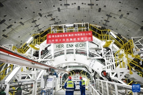 12月30日，中鐵十四局技術(shù)人員在盾構(gòu)掘進開始前檢查“海天號”盾構(gòu)機。新華社記者 李紫恒 攝