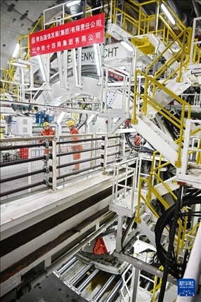 12月30日，建設(shè)者在青島膠州灣第二隧道工程南線主線隧道盾構(gòu)掘進現(xiàn)場作業(yè)。新華社記者 李紫恒 攝