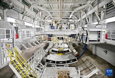 12月30日，建設(shè)者在青島膠州灣第二隧道工程南線主線隧道盾構(gòu)掘進現(xiàn)場作業(yè)。新華社記者 李紫恒 攝