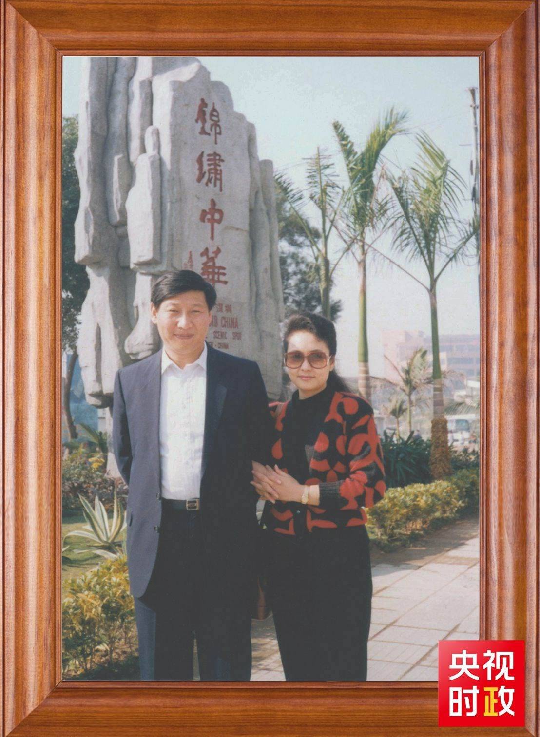 △這是習(xí)近平和夫人彭麗媛的合影。這張照片第一次出現(xiàn)在他的書架上。