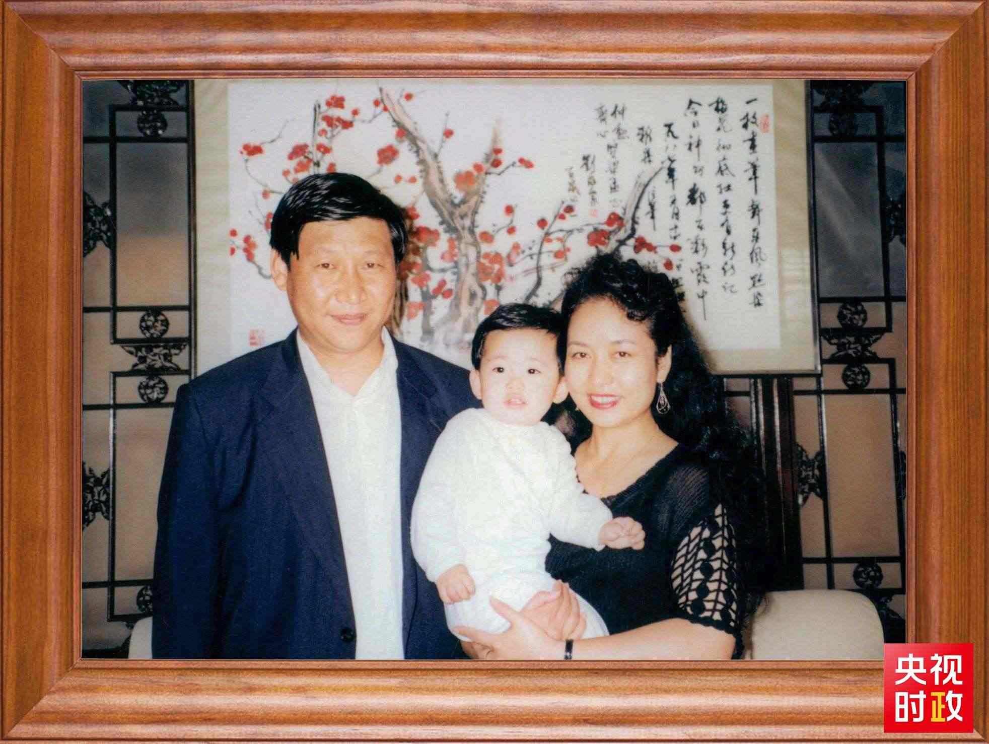 △這是習(xí)近平一家三口的合影。這張照片第一次出現(xiàn)在他的書架上。