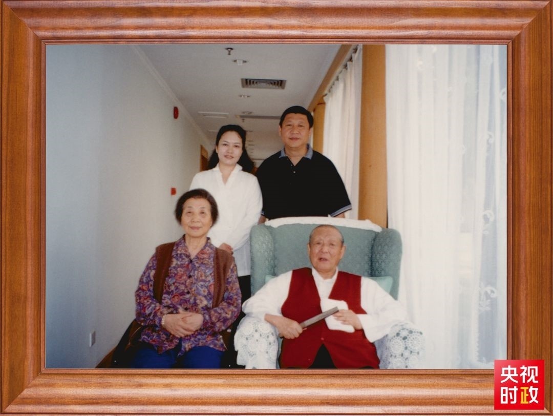 △這是習(xí)近平夫婦同父親習(xí)仲勛、母親齊心的合影。這張照片第一次出現(xiàn)在他的書架上。