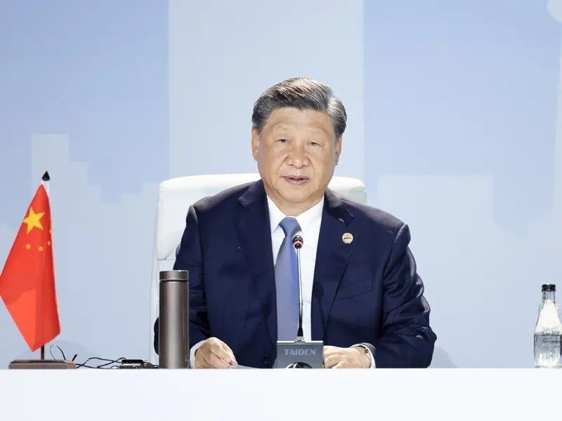 當(dāng)?shù)貢r間8月24日，習(xí)近平主席在南非約翰內(nèi)斯堡出席金磚國家領(lǐng)導(dǎo)人第十五次會晤特別記者會。